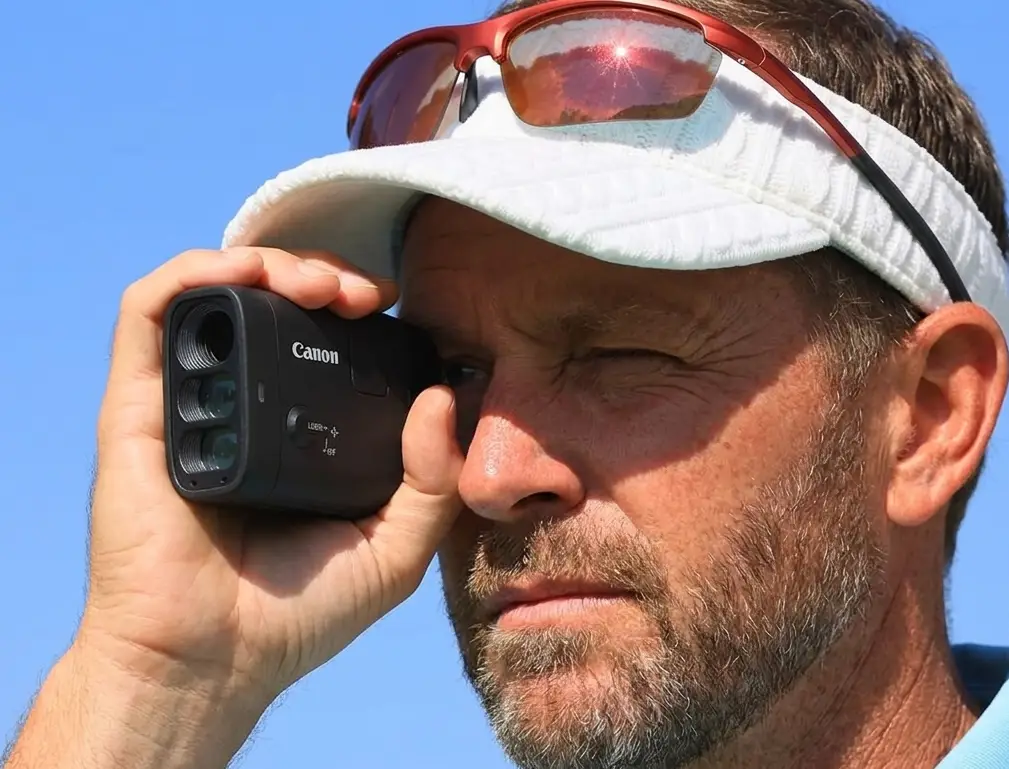 Canon PowerShot Golf dans la main, vue de face